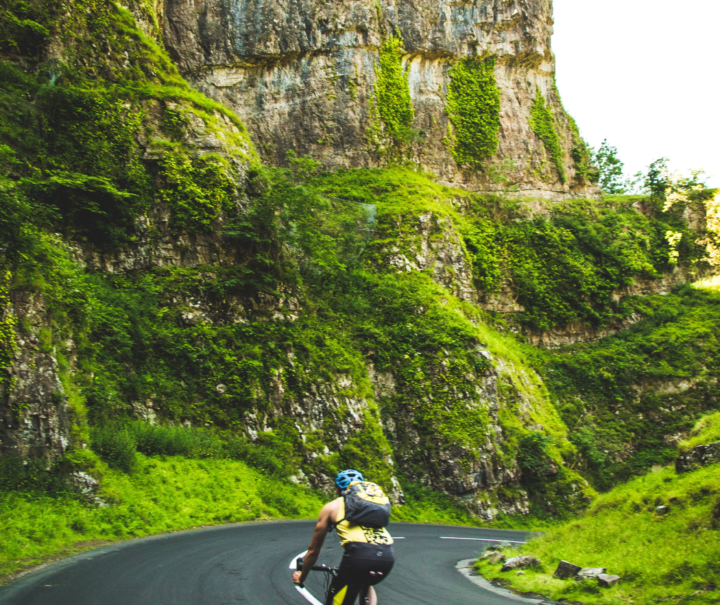 Cycliste descendant une route de montagne